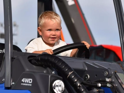 Najmłodsi też kochają rolnictwo. Mały mechanik w akcji na Agro Show