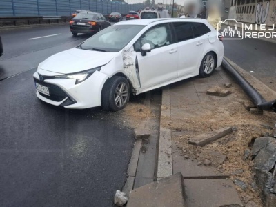Seria kolizji w al. Prymasa Tysiąclecia. Kierujący uderzyli w barierki oraz latarnię
