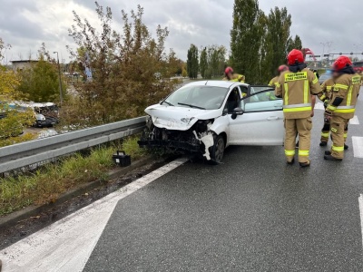 Auto osobowe uderzyło w barierę na S12 w Puławach. Ruch odbywa się jednym pasem (zdjęcia)