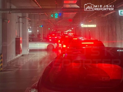 Paraliż w Galerii Młociny. Kierowcy utknęli na parkingu podziemnym. Niektórzy stoją już 3 godziny w korku!