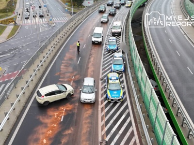 Załoga policji rozliczała kolizję na wiadukcie. W radiowóz wjechał inny kierowca