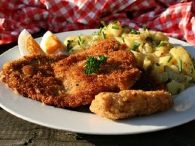 Kotlety po bawarsku są chrupiące i pikantne. Tylko pamiętaj, aby wysmarować mięso z obu stron