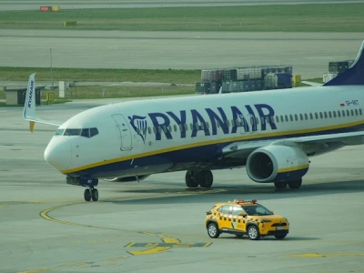 Dym w samolocie Ryanair w Balicach. Ewakuacja pasażerów tuż przed startem