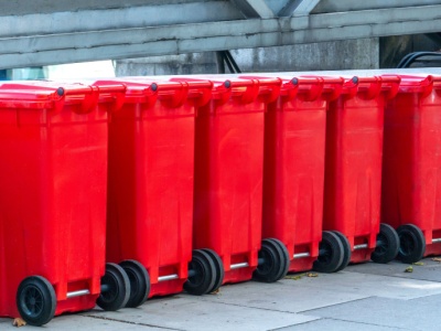Nowy kolor w segregacji odpadów. Czerwone pojemniki mają specjalne przeznaczenie
