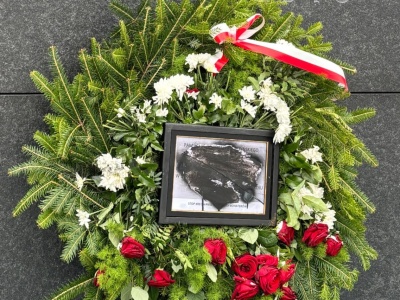 Macierewicz zniszczył wieniec 
