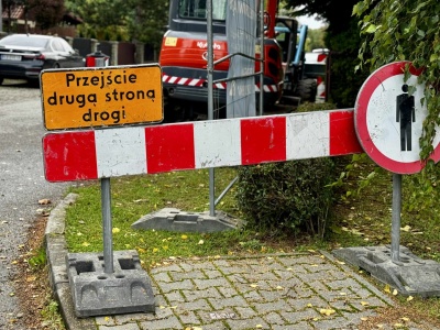 Tym razem bez kontrowersji. Budują kolejny fragment chodnika