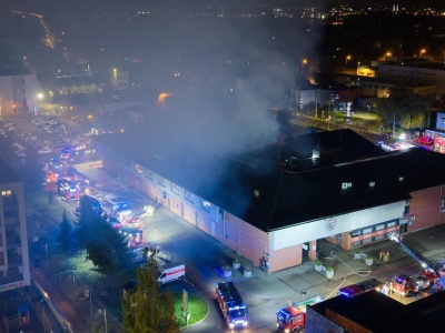Wielki pożar w Poznaniu. Płonie sklep przy jednej z galerii handlowych. Na miejscu wszystkie służby