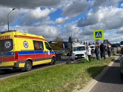 Wypadek na al. Tysiąclecia. Duże utrudnienia w ruchu po zderzeniu forda z hulajnogą (zdjęcia)