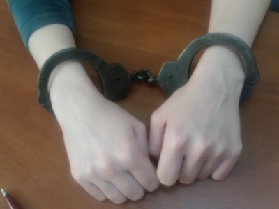 Agresywna kobieta zniszczyła drzwi i groziła sąsiadce