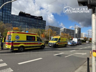 Starszy mężczyzna kierujący Hondą wjechał w motocyklistę i potrącił troje pieszych na Rondzie Radosława