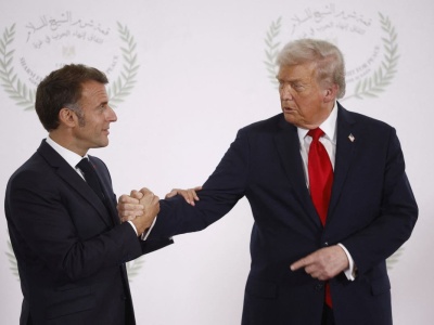 Pojedynek Trumpa z Macronem na uściski w Egipcie. 