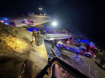 Nocny pożar w gminie! W ogniu stanął dach restauracji. Policja bada sprawę