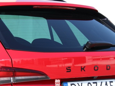 Podgrzewana tylna szyba samochodu ma drugą funkcję. Nie każdy o niej wie