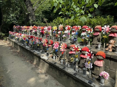 Stoją w rzędach, w czerwonych czapeczkach. Gdybyście tylko znali znaczenie tych figurek