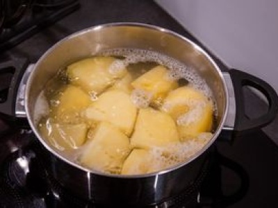 Wiele osób gotuje ziemniaki w złej wodzie. Żaden szef kuchni nie popełniłby tego błędu