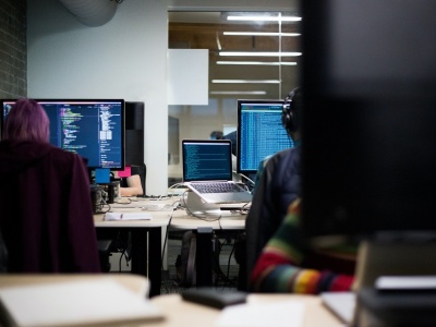 Jak pracują programiści w 2025 roku: trendy, narzędzia i produktywność