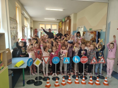 O bezpieczeństwie na drodze i nie tylko. Policjanci spotkali się z przedszkolakami