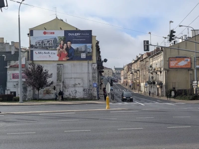 Wiszą i szpecą. Od lat reklamują się na miejskiej działce bez zezwolenia