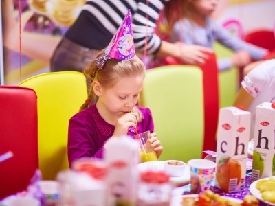 Urodziny w przedszkolu. Solenizant przynosi prezenty dla pozostałych dzieci. 