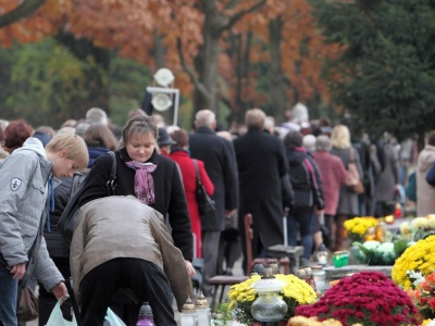 Co ubrać na Wszystkich Świętych? Uważaj, by nie narazić się na krytykę