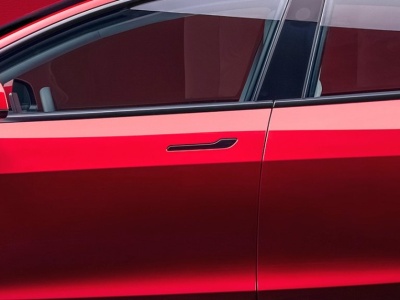 Elektrycznie wysuwane klamki pod lupą UE. Po serii tragedii Tesla i inni producenci mają problem