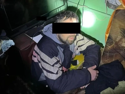 Mężczyzna ukrywał się w lesie przez pół roku. Wpadł, bo próbował okraść dom