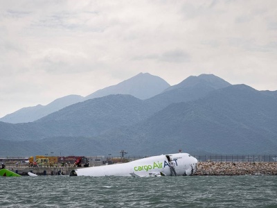 W Chinach samolot wypadł z pasa startowego i wpadł do morza. Są ofiary