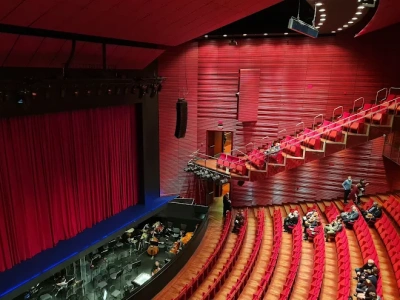 Polityczny protest w Operze Krakowskiej. „Ariadna z Naxos” przerwana przez aktywistów z palestyńską flagą