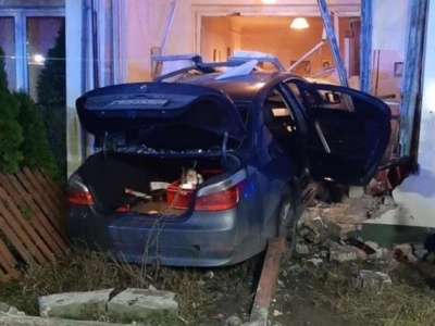 Wjechał BMW w dom. Mieszkająca w nim kobieta w szpitalu