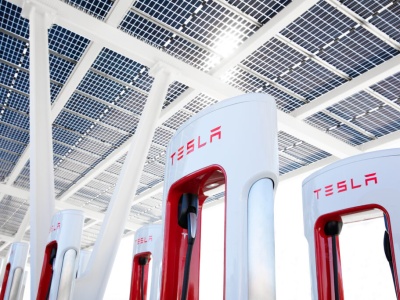 Tesla umacnia dominację w USA. W Polsce działa już nowa stacja pod Wrocławiem