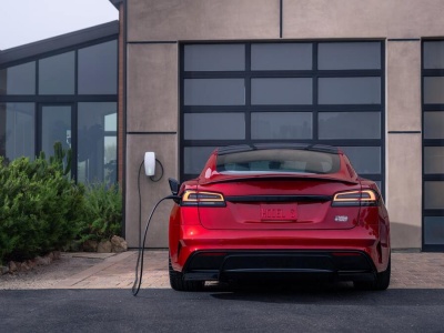 Tesla przypudrowała dwóch emerytów. 0,5 mln zł na start
