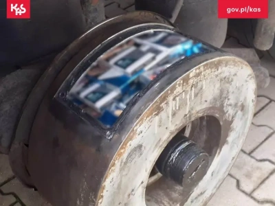 Papierosy w dachu i hamulcach autobusu! Celnicy z Bezled udaremnili pomysłowy przemyt