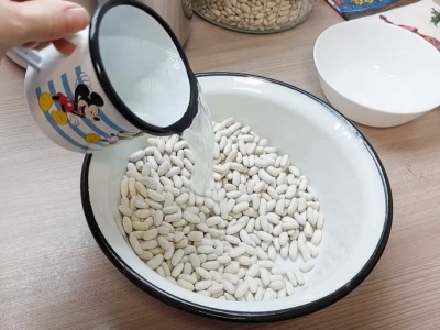 Koniec z całonocnym moczeniem fasoli. Tak je skrócisz do 1 godziny