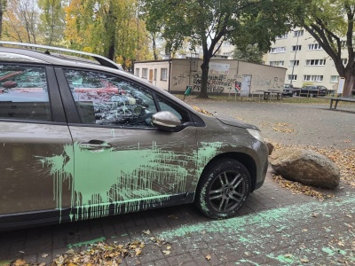 Samochód na Bielanach oblany zieloną farbą. Mieszkańcy ze znieczulicą mówią, że 