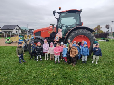 Do przedszkola rolnik zajechał traktorem! Niecodzienna lekcja dla najmłodszych