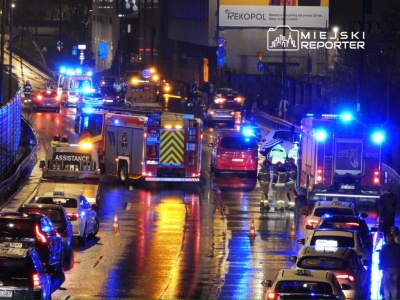 Karambol z udziałem ponad 12 pojazdów na Woli. Dwie osoby ranne. Droga zablokowana