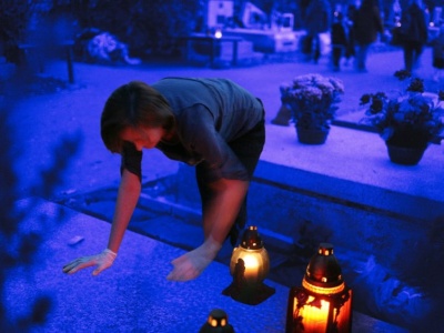 Zmarłego wspomnisz sam, grób posprząta ktoś inny. Tak, jest też abonament