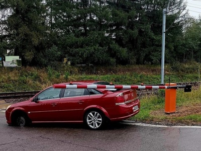 Liczyła się każda sekunda. Dramatyczne nagranie z przejazdu kolejowego