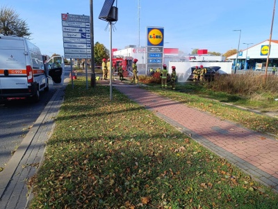 Audi uderzyło w paczkomat w Puławach, uszkodzeniu uległ zawór gazu. Ulica Lubelska zablokowana