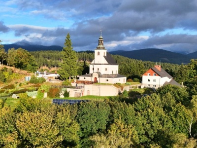 Miejsce cudów na górskim szlaku. Idealna trasa dla turystów na jesienne dni