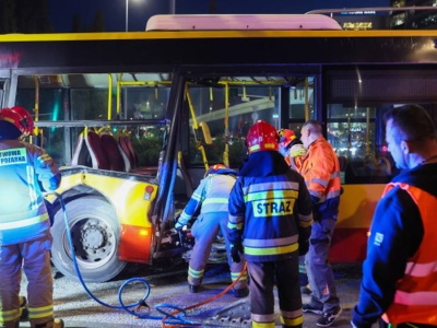 Zderzenie ciężarówki z autobusem w Warszawie. Ranni pasażerowie