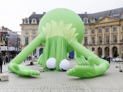 Co robi gigantyczny Kermit w Paryżu? Ma 