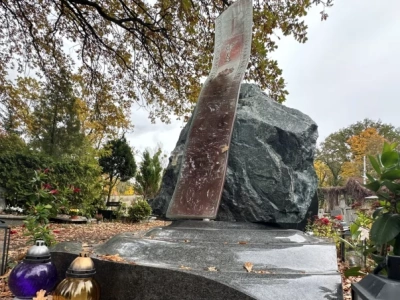 Pomnik na grobie Sylwestra Chęcińskiego przypomina o dorobku reżysera. Jego podstawę sprowadzono z RPA