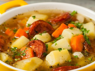 Prosta zupa ziemniaczana z przepisu Mateusza Gesslera. Idealnie rozgrzewa w chłodne, jesienne dni