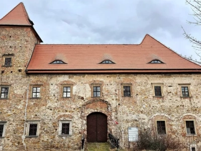 Od wieków ten dwór był w rękach miasta. Po wieloletniej batalii sądowej trafił w ręce fundacji i dziś nie można go zwiedzać