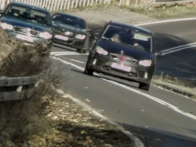 Z prędkością prawie 100 km/h wyprzedzał na pasach i to autem z łysymi oponami. Efekt?