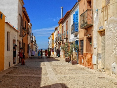 Wyspa tak mała, że przejdziesz ją w kwadrans. Ma mniej niż 50 mieszkańców, za to setki kotów