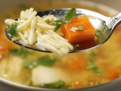 Dodaj odrobinę do rosołu pod koniec gotowania. Nabierze głębszego i pełniejszego smaku