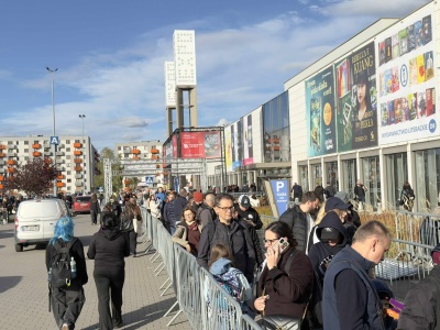 Kolejka jak za PRL-u. Tylko dwie kasy na Targach Książki w Krakowie (ZDJĘCIA)
