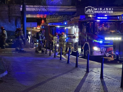 Ogień w budynku na Pradze. Na miejscu cztery zastępy straży